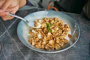 turkiska traditionell mat ravioli bakverk som heter manti foto