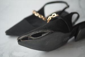 skadad kvinnor gammal bärs trasig skor, foto