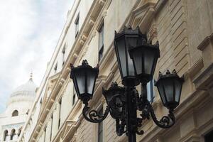 elegant gata lampa omgiven förbi byggnader foto