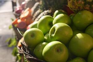 grön äpplen i en korg, en häfta mat full av näringsämnen foto