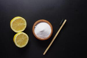 bakning soda och hela citron- på svart bakgrund foto