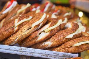 stack av turkiska bagel simit med ost foto