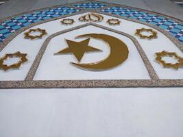 ett arabicum mönster skildrar de måne och stjärnor som symboliserar de islamic religion foto
