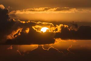 ai genererad Sol disk kikar ut från Bakom dramatisk bakgrundsbelyst moln foto