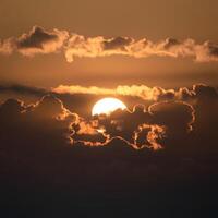 ai genererad Sol disk kikar ut från Bakom dramatisk bakgrundsbelyst moln för social media posta storlek foto