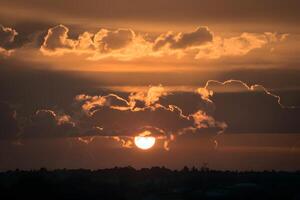 ai genererad Sol kikar genom moln, skapande en fängslande visuell skådespel foto