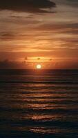 ai genererad gyllene nyanser belysa de horisont som gryning bryter över hav vertikal mobil tapet foto