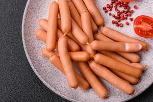 utsökt färsk små vegetarian korvar med salt, kryddor och örter foto