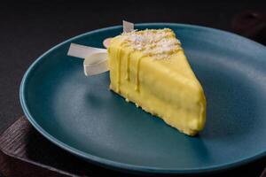 utsökt ljuv cheesecake med frukt täckt med glasyr med en trä- pinne foto