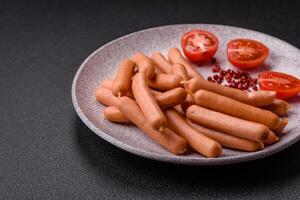 utsökt färsk små vegetarian korvar med salt, kryddor och örter foto