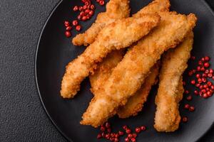 utsökt färsk kyckling eller Kalkon remsor eller nuggets panerad med salt och kryddor foto