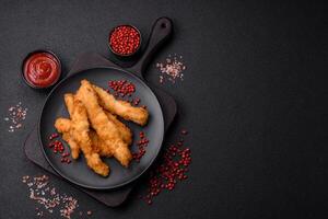 utsökt färsk kyckling eller Kalkon remsor eller nuggets panerad med salt och kryddor foto