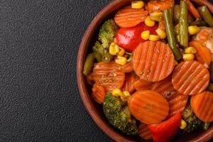 utsökt friska grönsaker ångad morötter, broccoli, sparris bönor och paprikor foto
