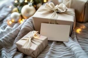ai genererad två insvept gåvor och en kort attrapp nära de jul träd på de säng foto