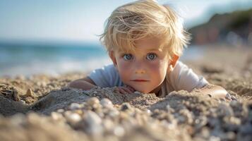 ai genererad en blond pojke är spelar i de sand på de havsstrand foto