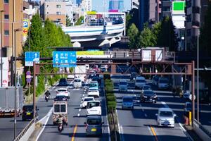 en trafik sylt på de stadens centrum gata i tokyo lång skott foto