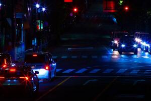 en natt trafik sylt på de stadens centrum gata i tokyo lång skott foto