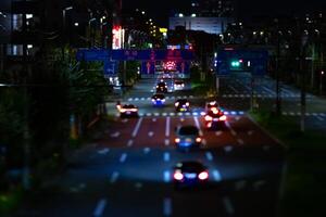 en natt miniatyr- trafik sylt på de stadens centrum gata i tokyo foto