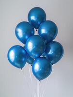 blå Färg ballonger för firande eller fest mot en rena vit bakgrund foto