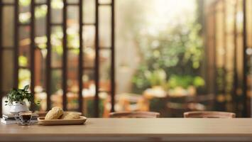 en rustik trä- bordsskiva, med en suddig bakgrund terar de skön trädgård av en restaurang. foto