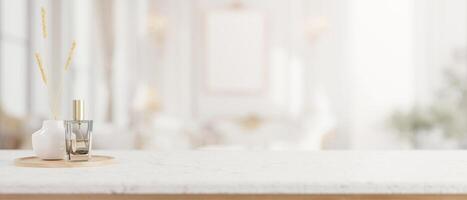 en lyxig vit marmor bordsskiva med en Plats för visa Produkter i en modern lyxig badrum. foto