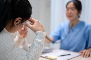 en patient uttrycker oro handla om henne hälsa problem medan diskuterar de behandling planen. foto