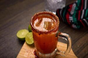 michelada, typisk mexikansk cocktail på en trä- tabell. öl cocktail. foto