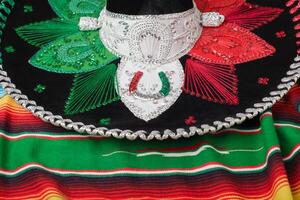 mariachi hatt på färgrik serape. mexikansk sombrero. cinco de mayo bakgrund. foto