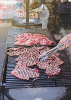 grillad kött på en rustik grill i Mexiko. gata bås av grillad kött. foto