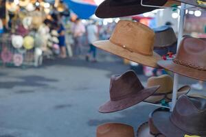 hattar för försäljning i en gata marknadsföra i Mexiko. läder hattar. foto