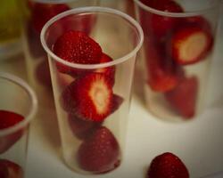 glasögon av färsk jordgubbar redo för band läger frukt ha sönder foto