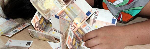 massor av euro pengar spridd på de golv foto