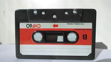 ett audio kassett, en årgång objekt den där fortfarande Arbetar mycket väl foto