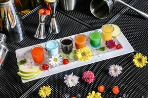 uppfriskande bricka med drycker och blommor på en tabell foto