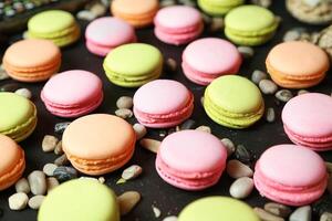 närbild av blandad flerfärgad macaroons foto