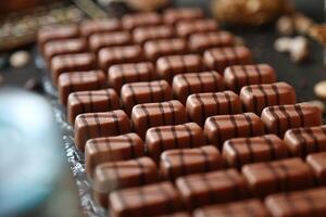 närbild av en choklad bar på en tabell foto