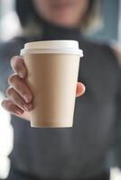 kvinna innehav en kopp av kaffe i hand foto