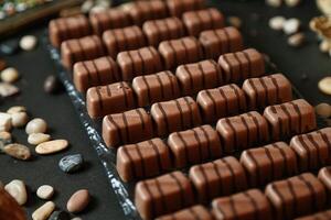 riklig sortiment av choklad och nötter på en tabell foto