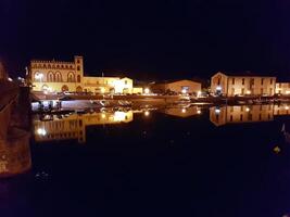 bosa, sardinien, Italien, Europa - augusti 12, 2019 de små hamn av bosa under de natt foto