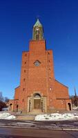 Östersund, Sverige, Mars 11, 2022 de främre av de imponerande bra kyrka vänd de sjö under detta vinter. foto