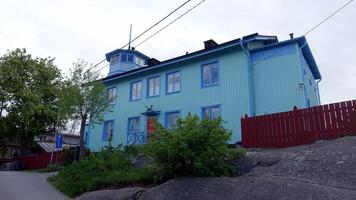 en blå målad trä- hus i de stockholm område av Sverige. foto