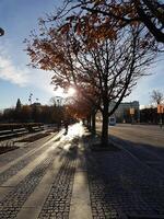 gående i de stad Centrum i sommar. foto