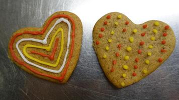ingefära småkakor dekorerad med färgad hjärtan foto