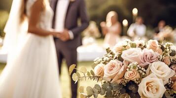 bröllop ceremoni och firande, brud och brudgum på en skön utomhus- mötesplats på en solig dag, lyx bröllop dekor med blommor och brud- bukett, foto