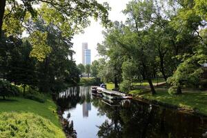 25 07 2023 riga lettland. riga, de huvudstad av lettland, är belägen på de banker av de daugava flod på dess sammanflöde med de golf av riga. foto