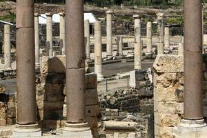 05 06 2022 haifa israel. i de beit hon nationell parkera, efter de jordbävning, de ruiner av ett gammal roman stad var bevarad. foto