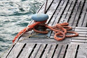 en pir på de Strand för förtöjning båtar och yachter. foto