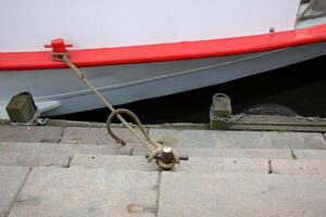 en pir på de Strand för förtöjning båtar och yachter. foto