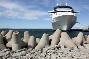 en pir på de Strand för förtöjning båtar och yachter. foto