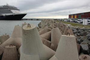 en pir på de Strand för förtöjning båtar och yachter. foto